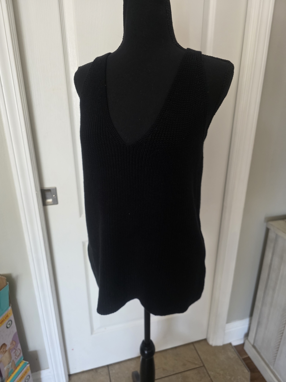Gilli Black V-Neck Knit Sleeveless Sweater
